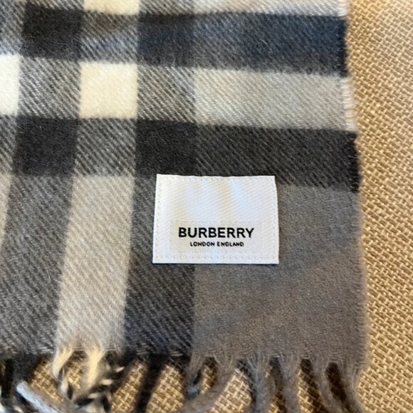 Burberry cashmere scarf - Picture 5 of 6